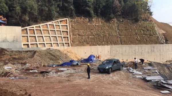 湖南金石基礎(chǔ)工程有限公司,旋挖樁施工,預(yù)應(yīng)力管樁施工,人工挖孔樁施工,沖孔樁施工,長(zhǎng)螺旋灌注樁施工,基坑支護(hù)工程施工,錨桿錨索施工,冠梁、腰梁施工,地基強(qiáng)夯處理工程,廠房及道路地基強(qiáng)夯處理工程,高速公路地基強(qiáng)夯加固處理,物流園港口地坪地基強(qiáng)夯工程,各種綜合市場(chǎng)（3—6房）房屋建筑地基基礎(chǔ)處理,鐵路（含高鐵）路基加固工程,機(jī)場(chǎng)跑道地基加固處理工程