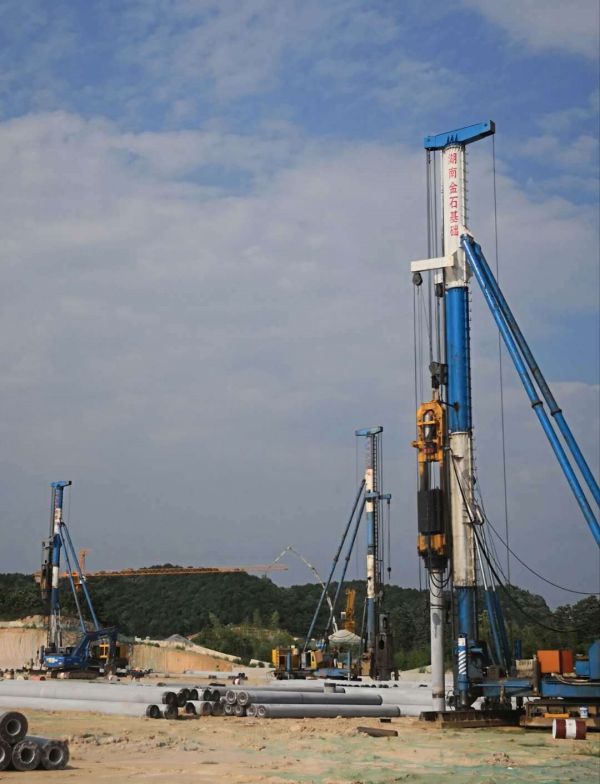 湖南金石基礎(chǔ)工程有限公司,旋挖樁施工,預(yù)應(yīng)力管樁施工,人工挖孔樁施工,沖孔樁施工,長(zhǎng)螺旋灌注樁施工,基坑支護(hù)工程施工,錨桿錨索施工,冠梁、腰梁施工,地基強(qiáng)夯處理工程,廠房及道路地基強(qiáng)夯處理工程,高速公路地基強(qiáng)夯加固處理,物流園港口地坪地基強(qiáng)夯工程,各種綜合市場(chǎng)（3—6房）房屋建筑地基基礎(chǔ)處理,鐵路（含高鐵）路基加固工程,機(jī)場(chǎng)跑道地基加固處理工程